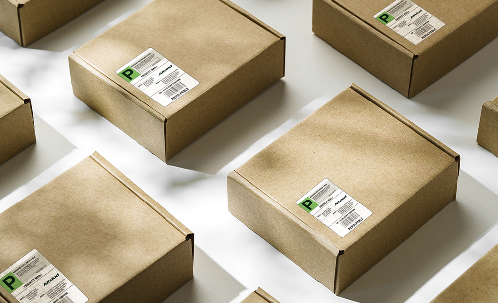 cajas con etiquetas con adhesivos repulpables arclad