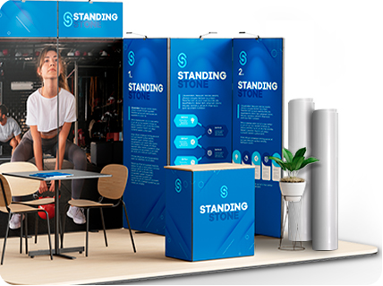Stand corporativo revestido con los materiales autoadhesivos ARclad de la línea ARdigital. El sistema cubre paneles modulares y estructuras sin dañar las superficies originales, garantizando una instalación rápida, ausencia de burbujas y, clave para eventos itinerantes, un despegue limpio y sin residuos que preserva los paneles para futuros usos.